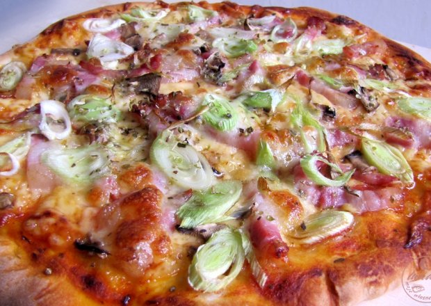 Fotografia przedstawiająca Pizza z mozzarellą boczkiem i porem