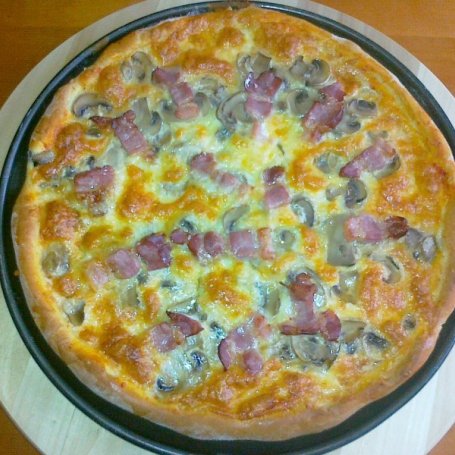 Krok 4 - Pizza z mozzarellą i boczkiem z odrobiną pikanteri foto