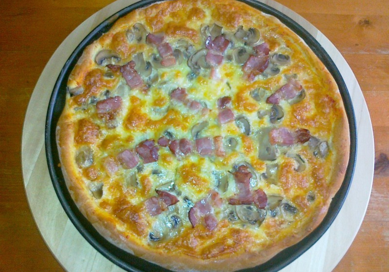Pizza z mozzarellą i boczkiem z odrobiną pikanteri foto