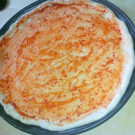 Krok 1 - Pizza z mozzarellą i boczkiem z odrobiną pikanteri foto
