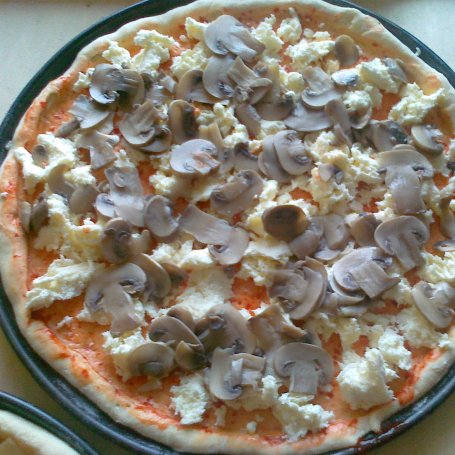 Krok 2 - Pizza z mozzarellą i boczkiem z odrobiną pikanteri foto