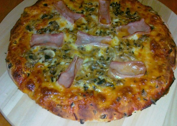Fotografia przedstawiająca Pizza z mozzarellą i pieczarkami
