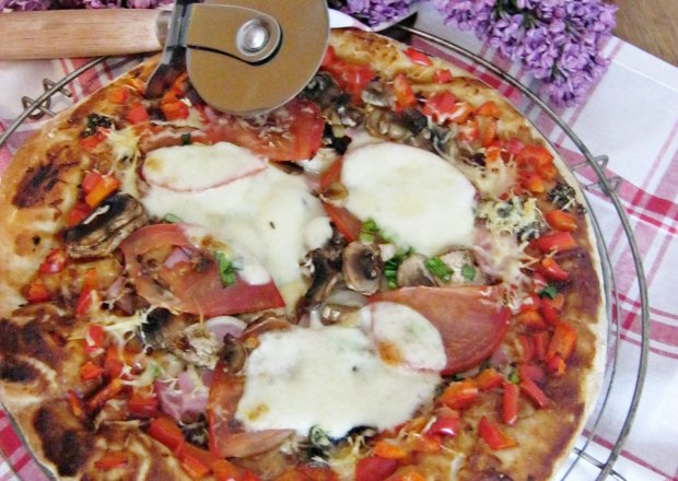 Fotografia przedstawiająca Pizza z mozzarellą i pomidorami