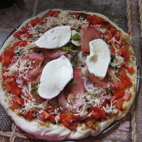 Krok 3 - Pizza z mozzarellą i pomidorami foto
