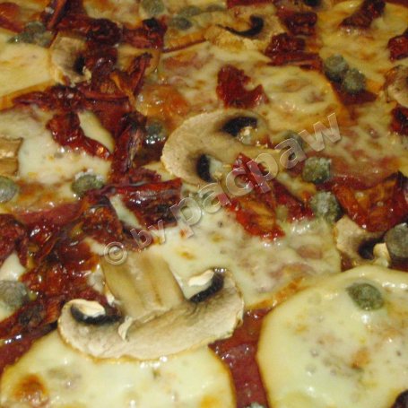 Krok 7 - Pizza z mozzarellą wędzoną, salami i kaparami foto