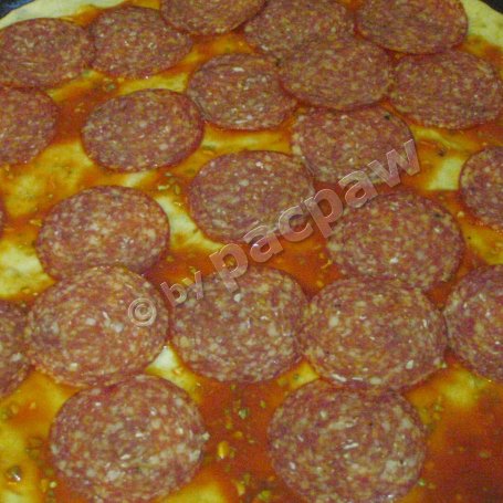 Krok 4 - Pizza z mozzarellą wędzoną, salami i kaparami foto