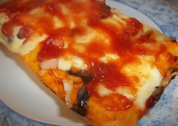 Fotografia przedstawiająca Pizza z mozzarellą