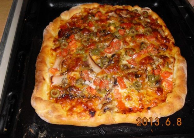 Fotografia przedstawiająca Pizza z mozzarellą