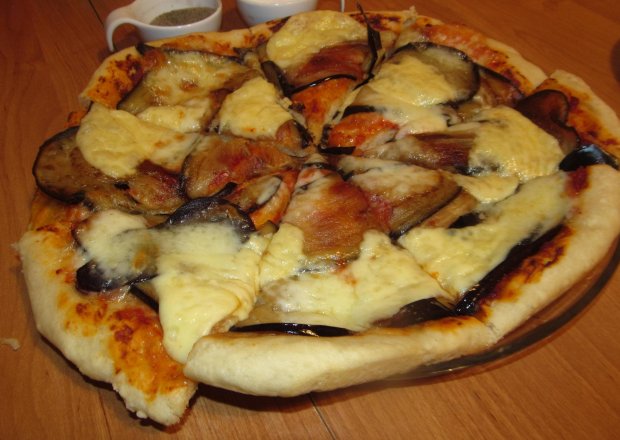 Fotografia przedstawiająca Pizza z oberżyną i mozzarellą.