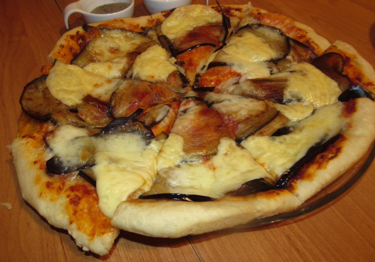 Pizza z oberżyną i mozzarellą. foto