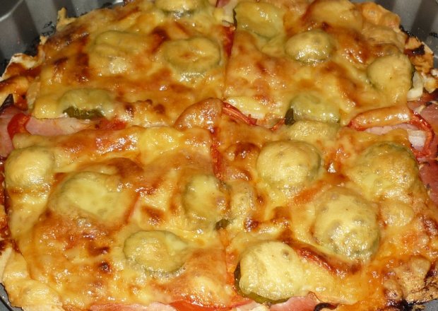 Fotografia przedstawiająca Pizza z ogórkami