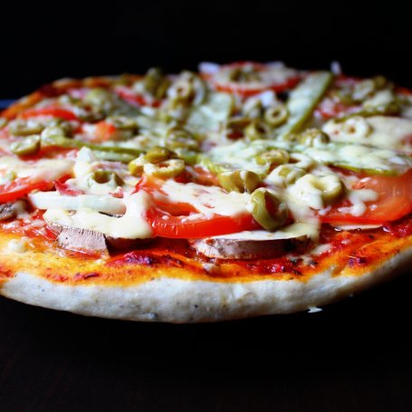 Krok 4 - Pizza z ogórkiem konserwowym, pomidorem i oliwkami foto