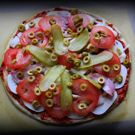 Krok 2 - Pizza z ogórkiem konserwowym, pomidorem i oliwkami foto