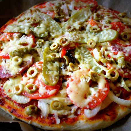 Krok 3 - Pizza z ogórkiem konserwowym, pomidorem i oliwkami foto