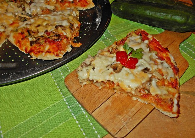 Fotografia przedstawiająca Pizza z ogórkiem, pieczarkami i kozim serem