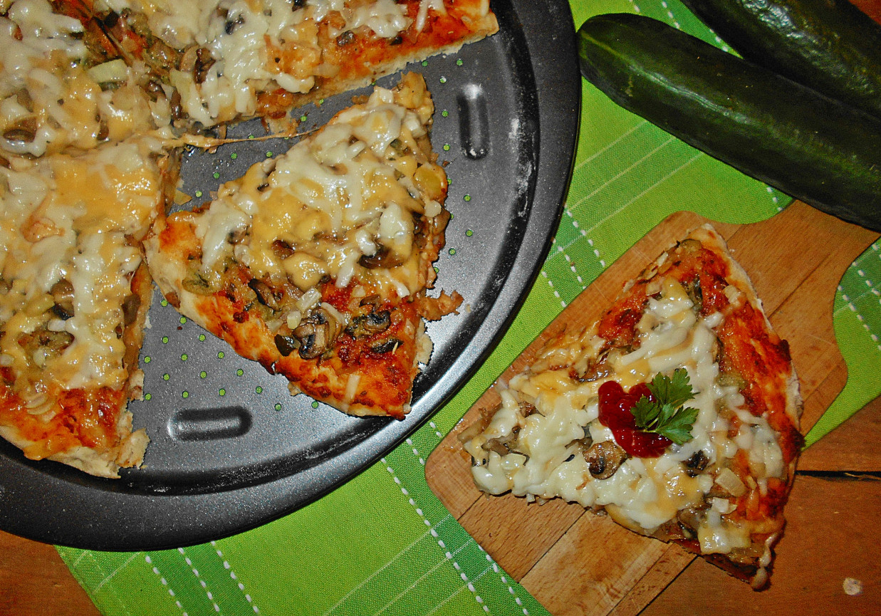 Pizza z ogórkiem, pieczarkami i kozim serem foto