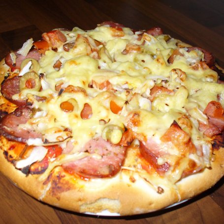 Krok 3 - Pizza z oliwkami i kiełbaską foto