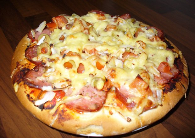 Fotografia przedstawiająca Pizza z oliwkami i kiełbaską