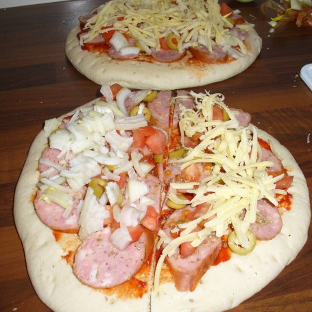 Krok 2 - Pizza z oliwkami i kiełbaską foto