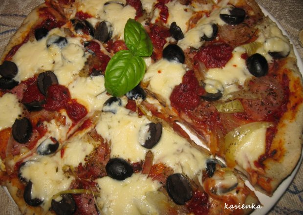Fotografia przedstawiająca Pizza z oliwkami i mozzarellą