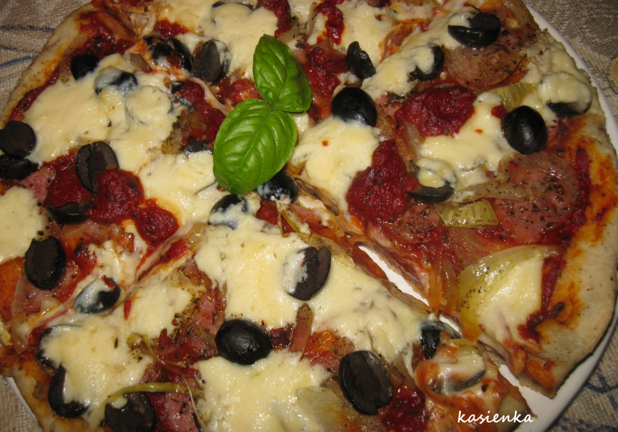 Pizza z oliwkami i mozzarellą  foto