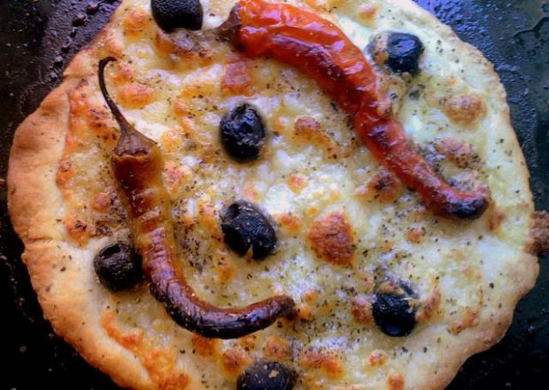 Fotografia przedstawiająca Pizza z oliwkami i papryczką peperoni