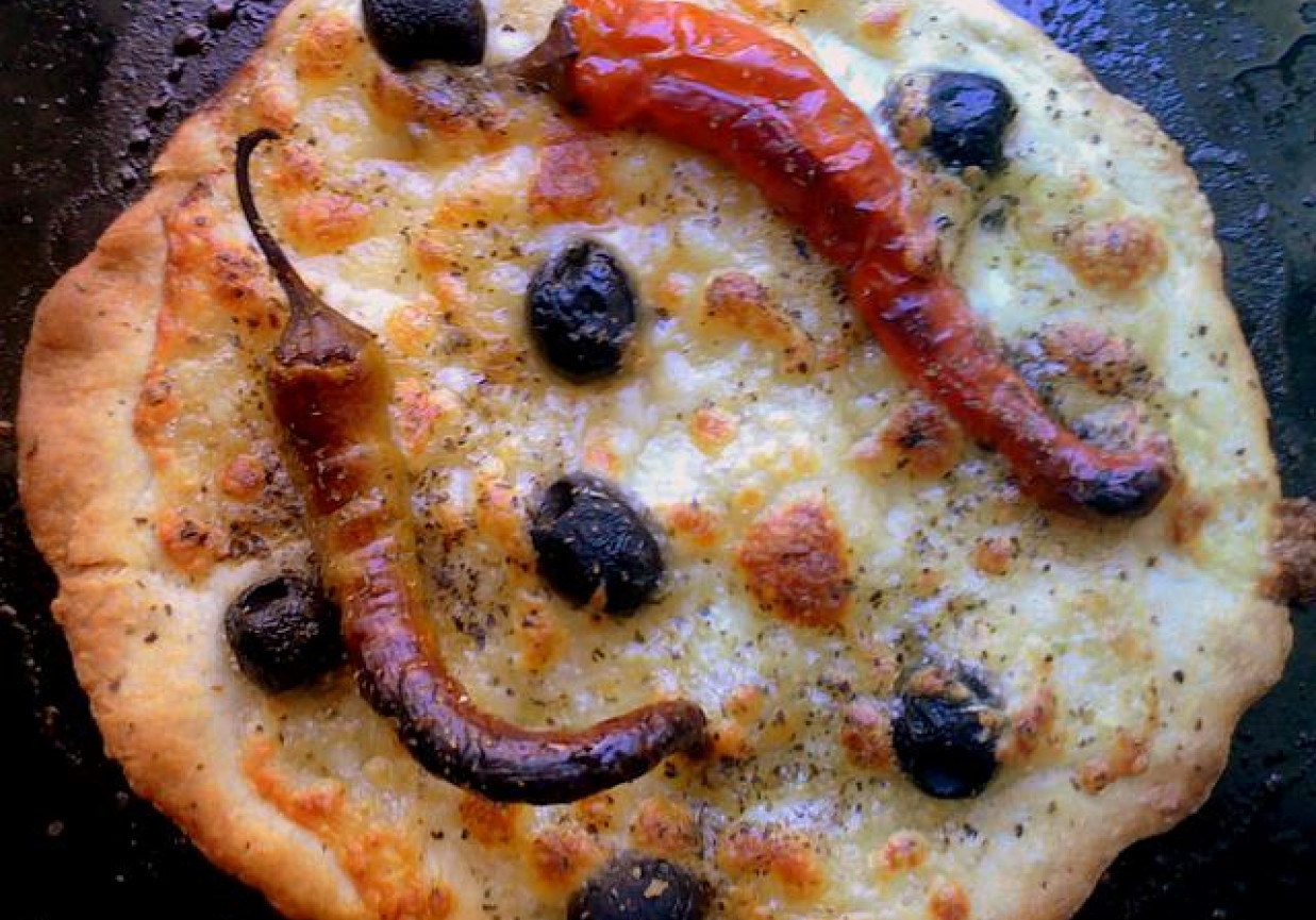 Pizza z oliwkami i papryczką peperoni foto