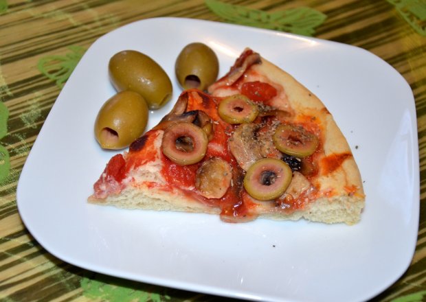 Fotografia przedstawiająca Pizza z oliwkami i pieczarkami