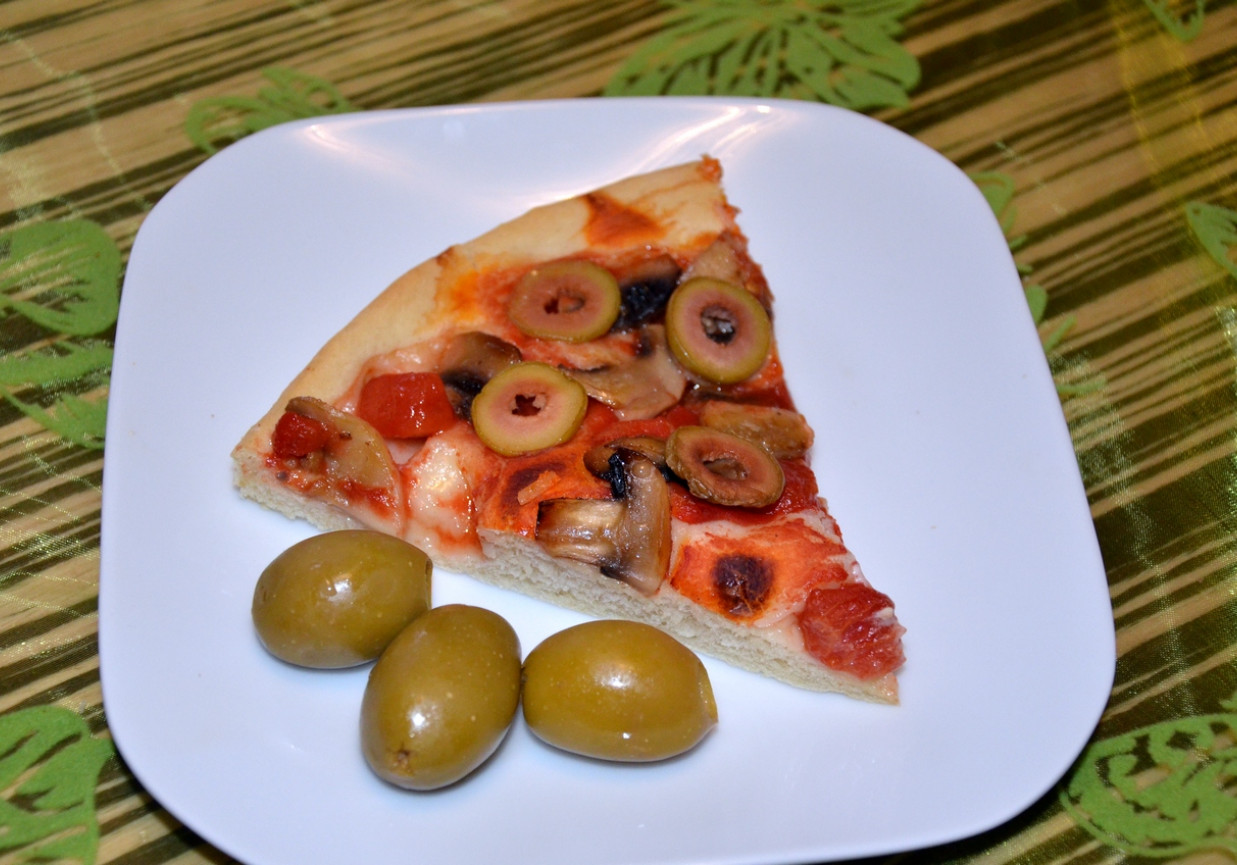 Pizza z oliwkami i pieczarkami foto