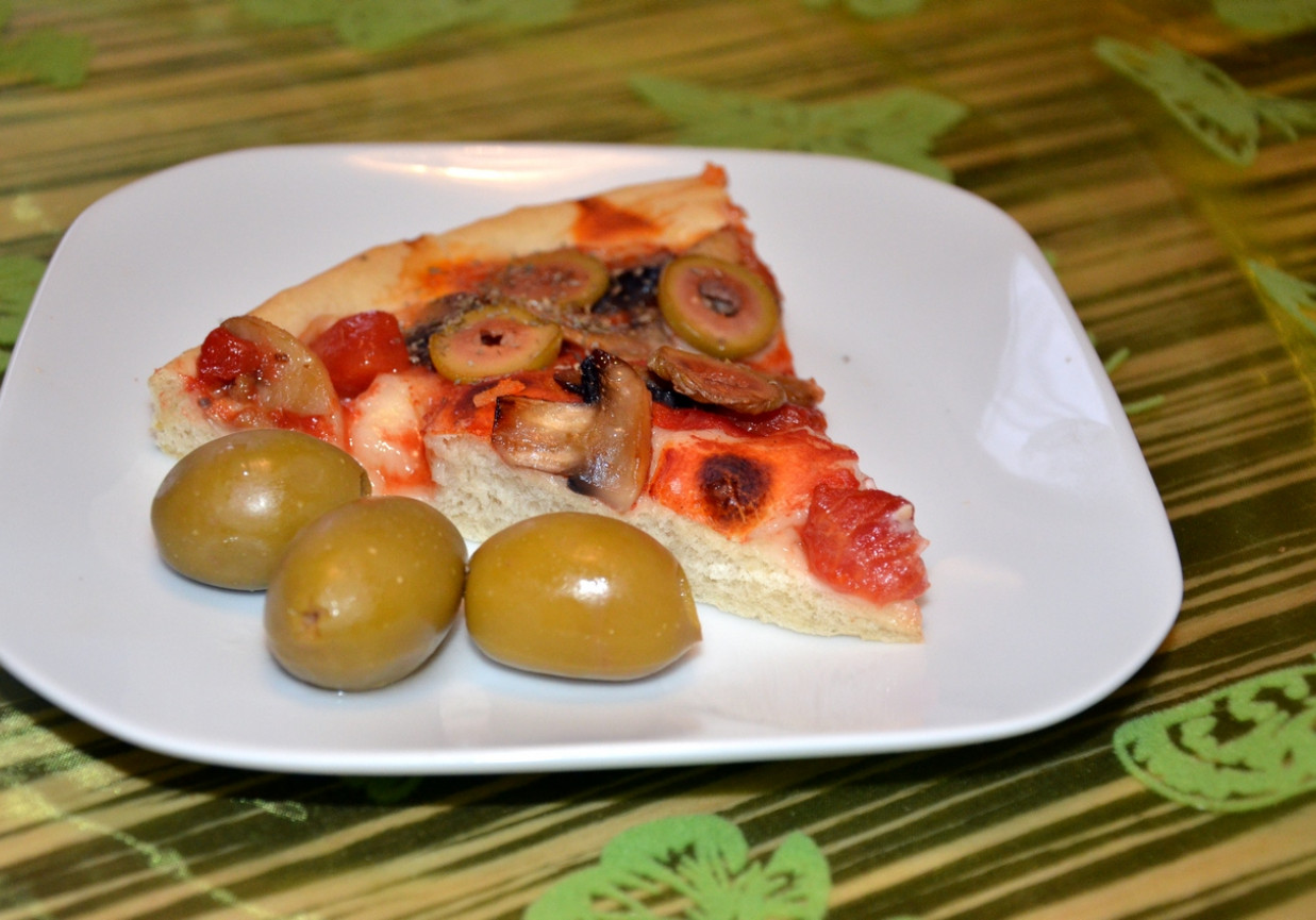 Pizza z oliwkami i pieczarkami foto
