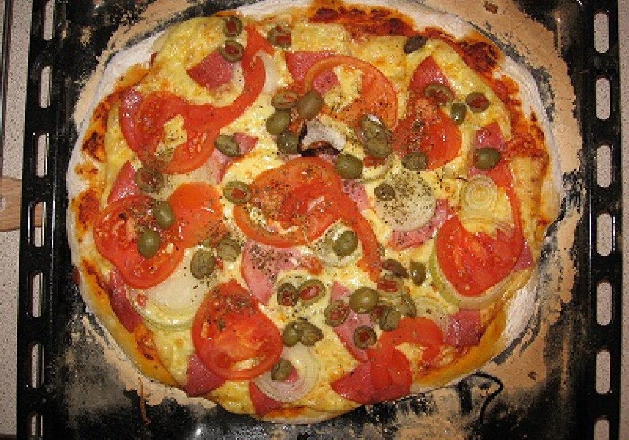Pizza z oliwkami i pomidorami i salami foto
