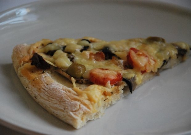 Fotografia przedstawiająca Pizza z oliwkami i pomidorkami