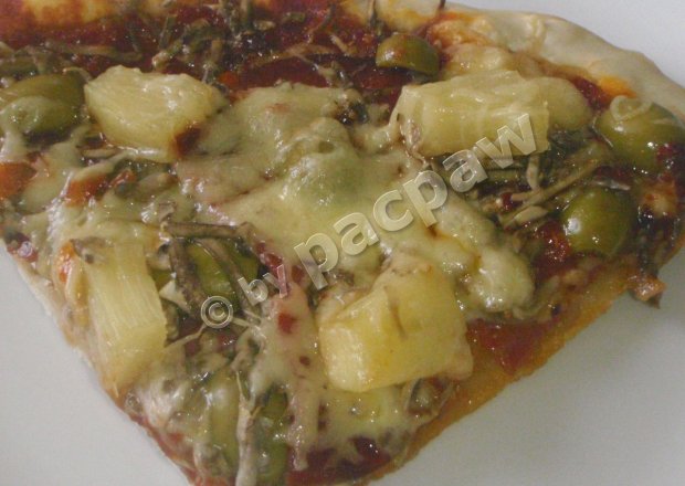Fotografia przedstawiająca Pizza z oliwkami, pepperoni i ananasem