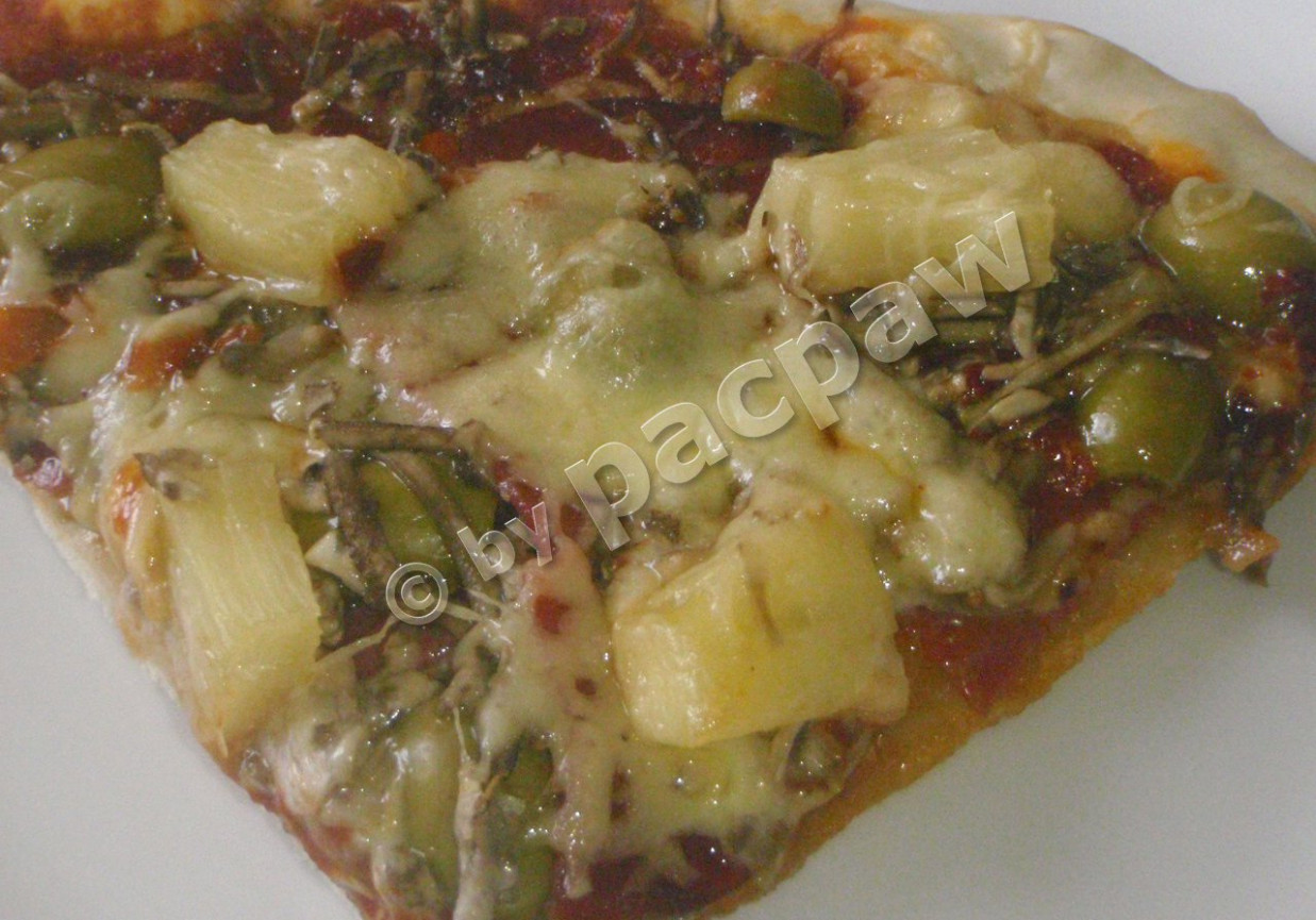 Pizza z oliwkami, pepperoni i ananasem foto