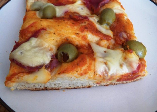 Fotografia przedstawiająca Pizza z oliwkami, szynką i serem