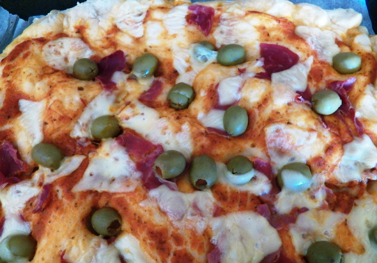Pizza z oliwkami, szynką i serem foto