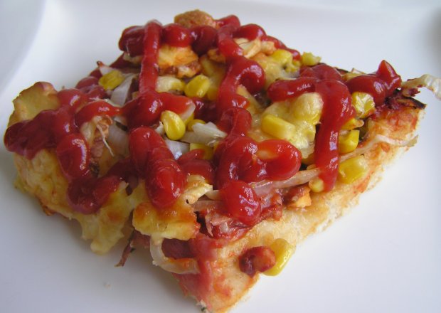 Fotografia przedstawiająca Pizza z oscypkiem i kukurydzą