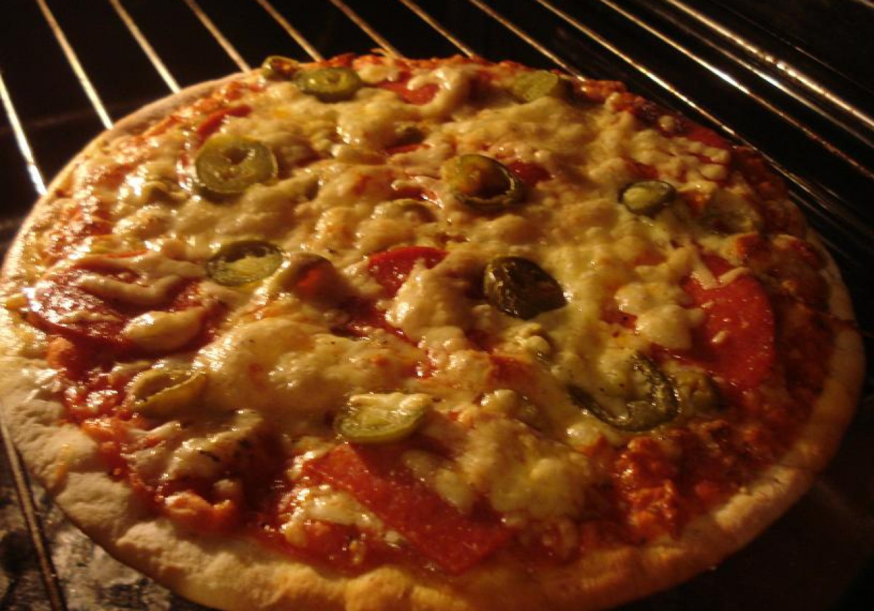 Pizza z papryczkami jalapeno foto