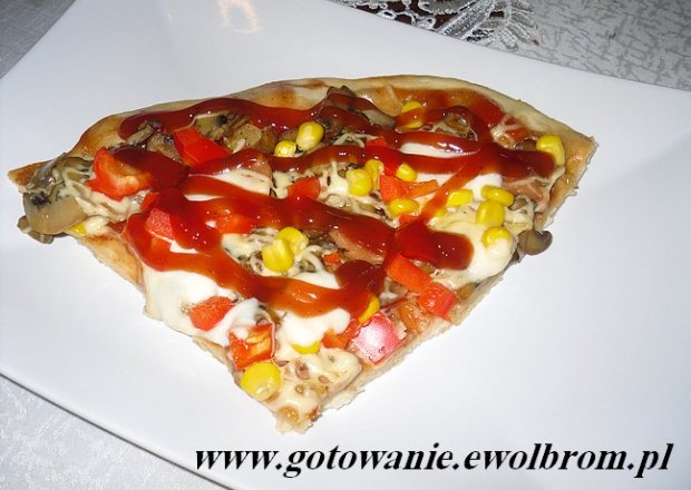 Fotografia przedstawiająca Pizza z papryką i mozarellą