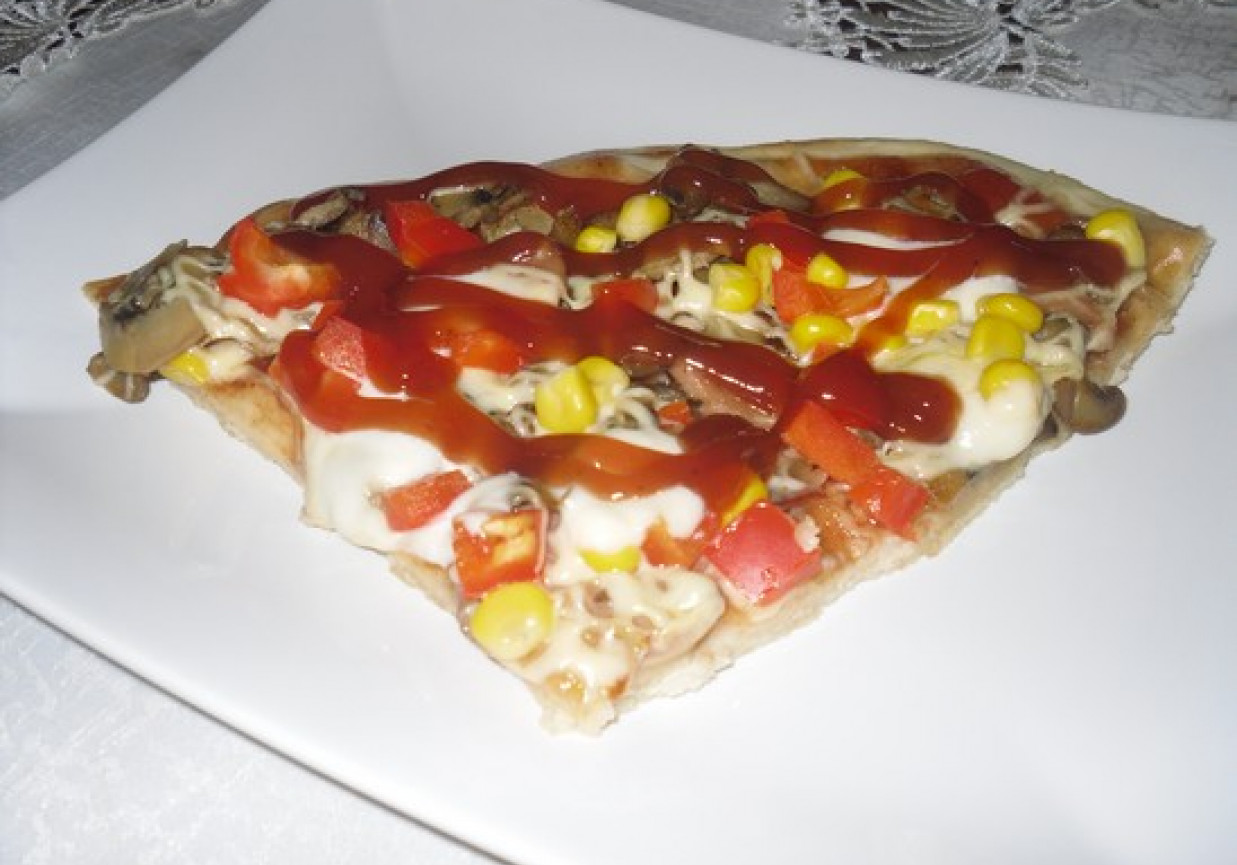 Pizza z papryką i mozarellą foto