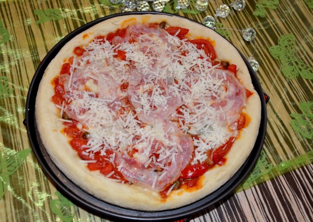 Fotografia przedstawiająca Pizza z papryką i pancettą