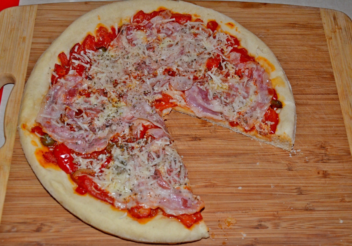 Pizza z papryką i pancettą foto