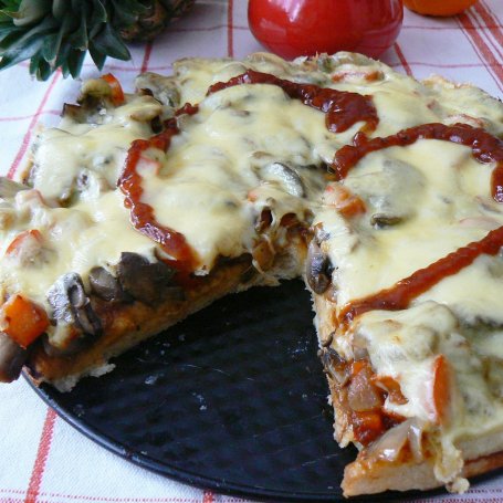Krok 5 - Pizza z papryką i pieczarkami foto