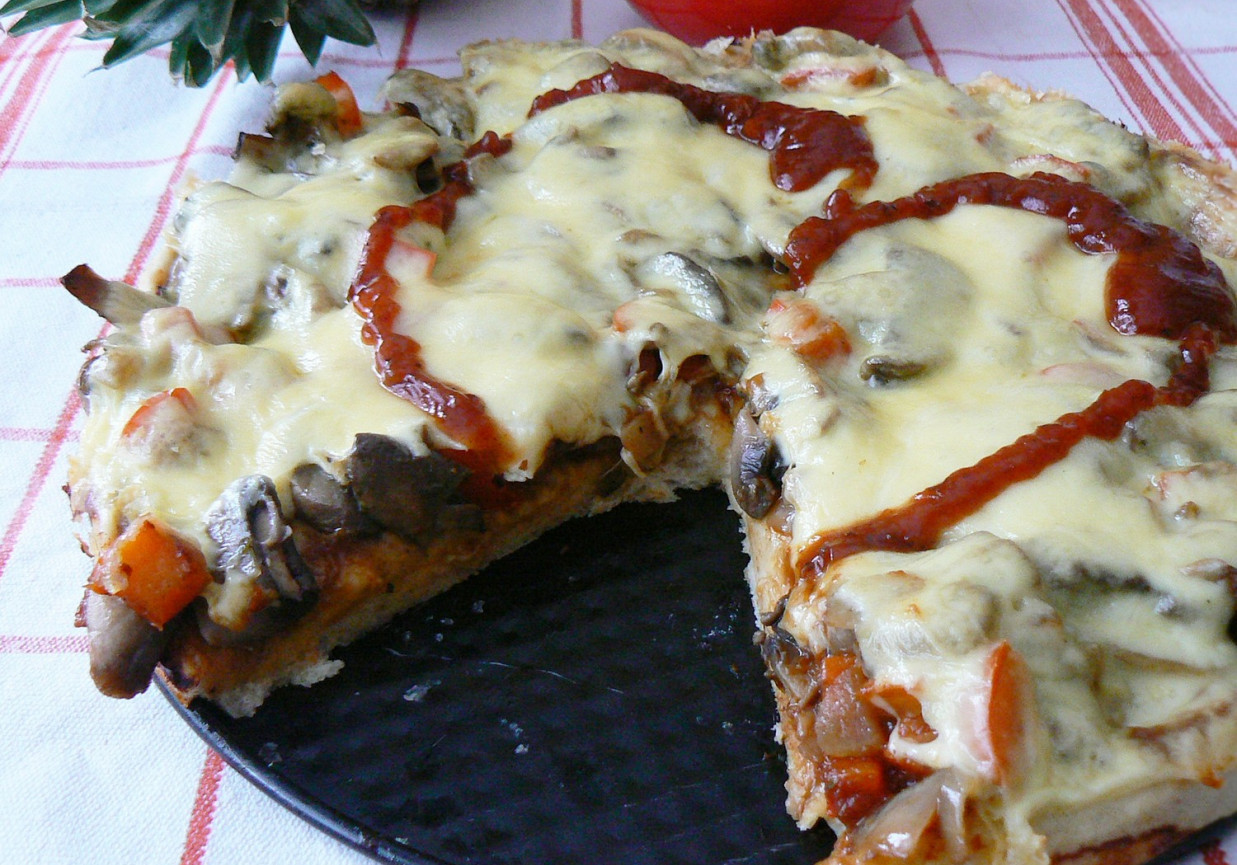 Pizza z papryką i pieczarkami foto