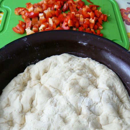 Krok 1 - Pizza z papryką i pieczarkami foto