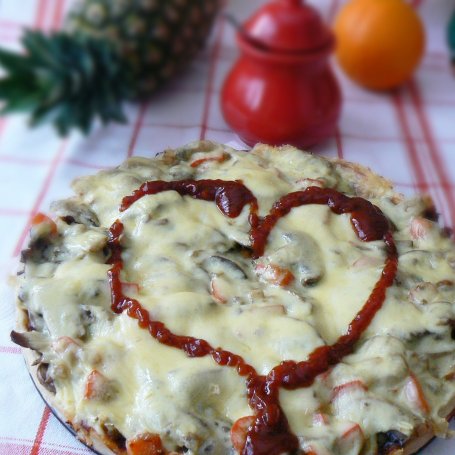 Krok 4 - Pizza z papryką i pieczarkami foto