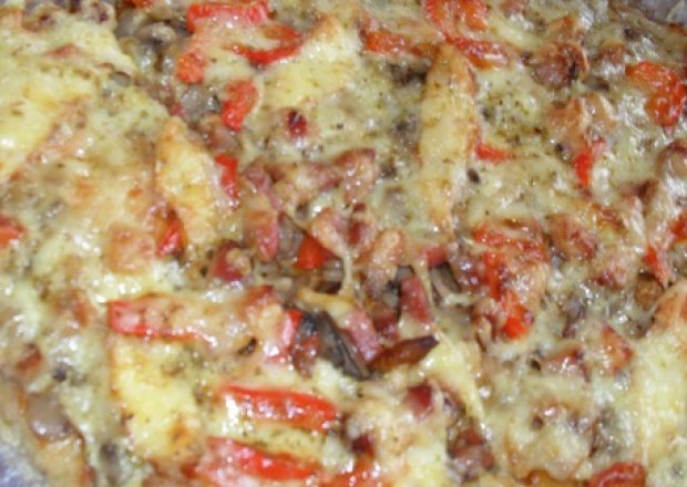 Fotografia przedstawiająca pizza z papryką i pomidorami