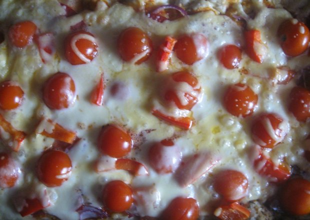 Fotografia przedstawiająca Pizza z papryką, pomidorkami koktajlowymi i szynką szwarcwaldzką