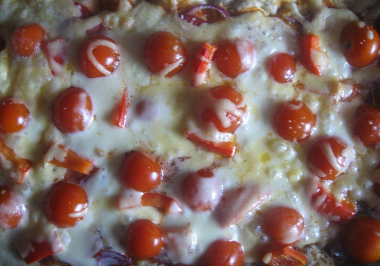 Pizza z papryką, pomidorkami koktajlowymi i szynką szwarcwaldzką foto