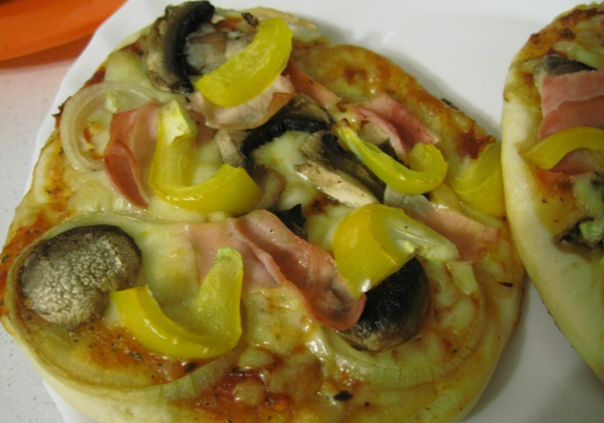 Pizza z papryką żółtą foto